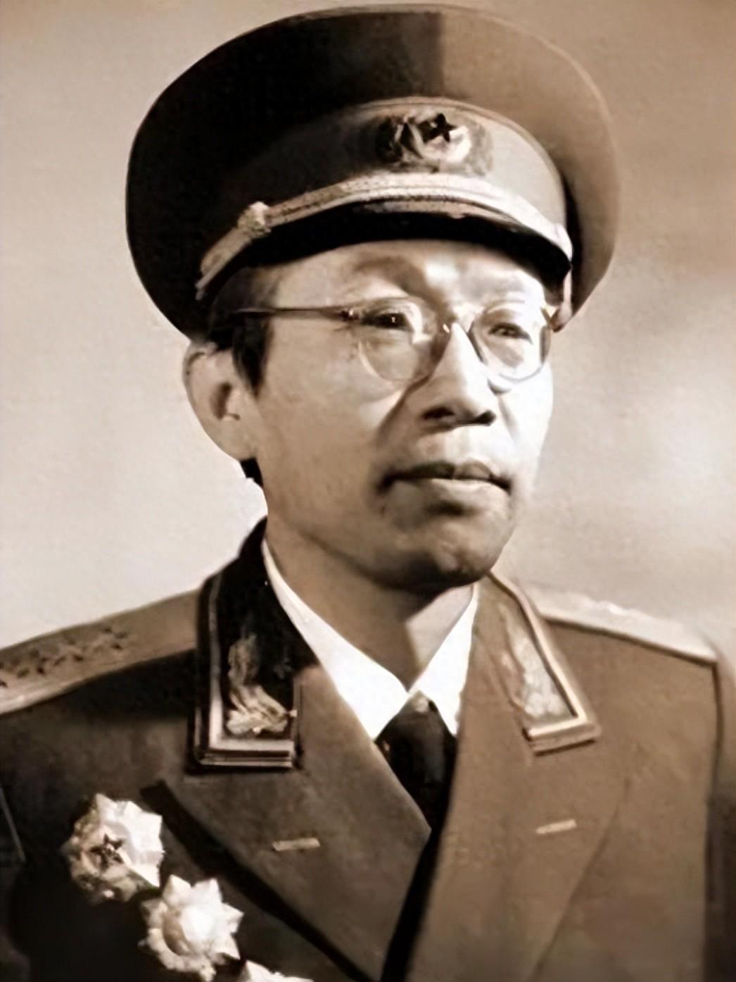 半岛体育官方网站-1980年钟伟直呼毛主席大名，黄克诚举拐怒斥：你老小子真是忘了本
